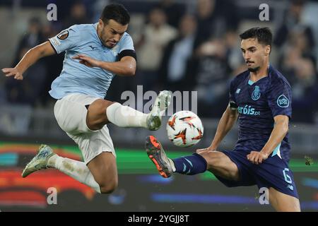 Lazios spanischer Stürmer Pedro tritt am 7. November 2024 im Olimpico-Stadion in Rom gegen den FC Porto mit dem Mittelfeldspieler Stephen Eustaquio beim Spiel der UEFA Europa League am 4. Tag des Spiels zwischen SS Lazio und dem FC Porto gegen den FC Porto an. Stockfoto