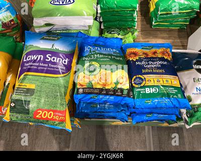Säcke mit Mehrzweckkompost und Rasensand zum Verkauf im örtlichen Gartencenter Stockfoto
