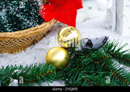 weihnachtsdekorationen zum Verkauf auf einem Straßenmarkt, weihnachtskugel, Kränze und Band, weihnachtliches Hintergrundkonzept Stockfoto