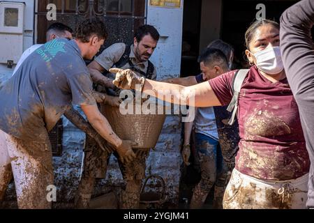 Leute reinigen. Auswirkungen der DANA-Überschwemmungen vom 29. Oktober 2024, Convent Street, Paiporta, Comunidad de Valencia, Spanien Stockfoto