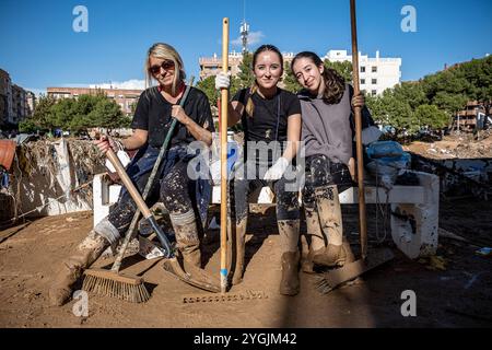 Freiwillige ruhen sich nach der Reinigung aus. Auswirkungen der DANA-Überschwemmungen vom 29. Oktober 2024 in der Antonio Machado Straße, Paiporta, Comunidad de Valencia, Spanien Stockfoto