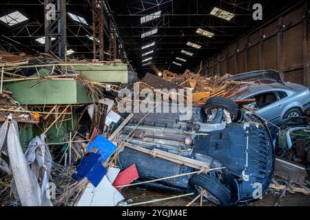 Innenraum einer Fabrik. Auswirkungen der DANA-Überschwemmungen vom 29. Oktober 2024 in der Alicante-Straße 19, Sedavi, Comunidad de Valencia, Spanien Stockfoto