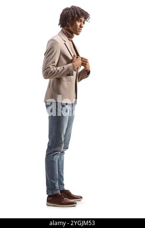 afroamerikanischer junger Mann in Jeans und Anzug isoliert auf weißem Hintergrund Stockfoto