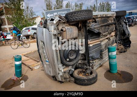 Auswirkungen der DANA-Überschwemmungen vom 29. Oktober 2024 in der Benetusser Straße, Paiporta, Comunidad de Valencia, Spanien Stockfoto