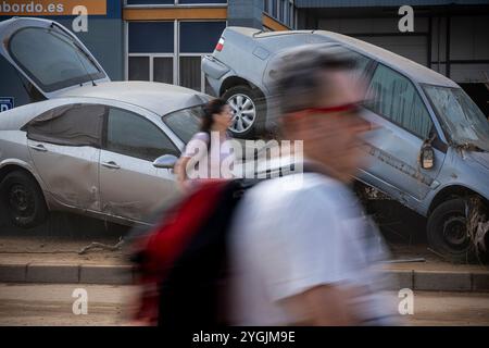 Auswirkungen der DANA-Überschwemmungen vom 29. Oktober 2024 in der Benetusser Straße, Paiporta, Comunidad de Valencia, Spanien Stockfoto