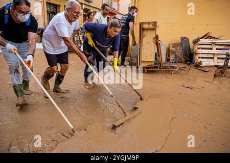 Leute reinigen. Auswirkungen der DANA-Überschwemmungen vom 29. Oktober 2024, Pelayo Street, Paiporta, Comunidad de Valencia, Spanien Stockfoto