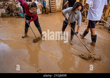 Leute reinigen. Auswirkungen der DANA-Überschwemmungen vom 29. Oktober 2024, Pelayo Street, Paiporta, Comunidad de Valencia, Spanien Stockfoto