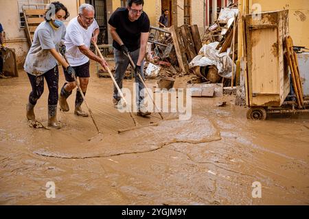 Leute reinigen. Auswirkungen der DANA-Überschwemmungen vom 29. Oktober 2024, Pelayo Street, Paiporta, Comunidad de Valencia, Spanien Stockfoto