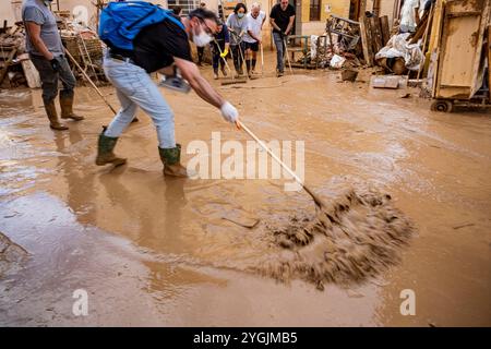 Leute reinigen. Auswirkungen der DANA-Überschwemmungen vom 29. Oktober 2024, Pelayo Street, Paiporta, Comunidad de Valencia, Spanien Stockfoto