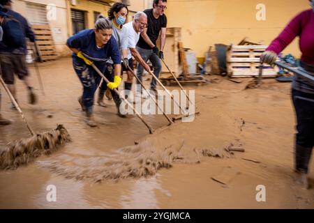 Leute reinigen. Auswirkungen der DANA-Überschwemmungen vom 29. Oktober 2024, Pelayo Street, Paiporta, Comunidad de Valencia, Spanien Stockfoto