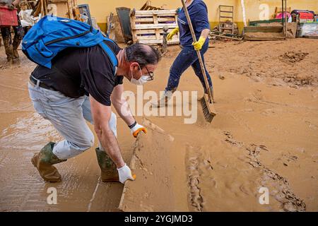 Leute reinigen. Auswirkungen der DANA-Überschwemmungen vom 29. Oktober 2024, Pelayo Street, Paiporta, Comunidad de Valencia, Spanien Stockfoto