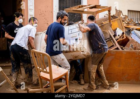 Leute reinigen. Auswirkungen der DANA-Überschwemmungen vom 29. Oktober 2024, Convent Street, Paiporta, Comunidad de Valencia, Spanien Stockfoto