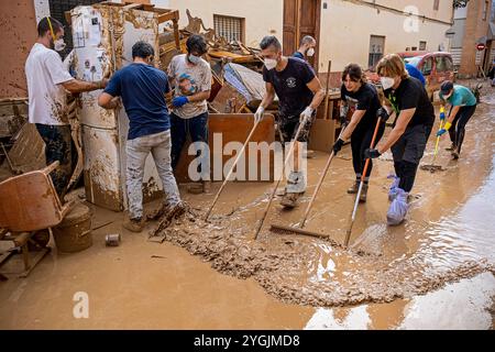 Leute reinigen. Auswirkungen der DANA-Überschwemmungen vom 29. Oktober 2024, Convent Street, Paiporta, Comunidad de Valencia, Spanien Stockfoto