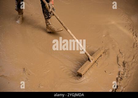 Leute reinigen. Auswirkungen der DANA-Überschwemmungen vom 29. Oktober 2024, Convent Street, Paiporta, Comunidad de Valencia, Spanien Stockfoto