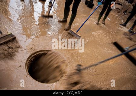 Leute reinigen. Auswirkungen der DANA-Überschwemmungen vom 29. Oktober 2024, Convent Street, Paiporta, Comunidad de Valencia, Spanien Stockfoto