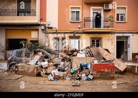 Auswirkungen der DANA-Überschwemmungen vom 29. Oktober 2024, Straßenszene in Paiporta, Comunidad de Valencia, Spanien Stockfoto