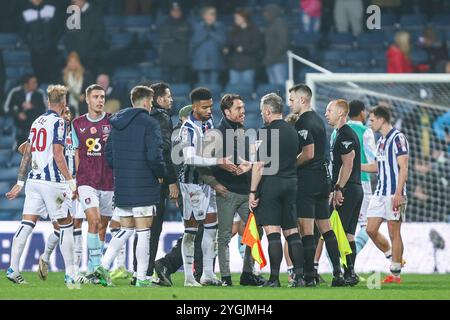 Scott Parker, Manager von Burnley (Mitte rechts), spricht mit den Beamten nach dem letzten Pfiff während des Sky Bet Championship-Spiels zwischen West Bromwich Albion und Burnley in den Hawthorns, West Bromwich am Donnerstag, den 7. November 2024. (Foto: Stuart Leggett | MI News) Credit: MI News & Sport /Alamy Live News Stockfoto