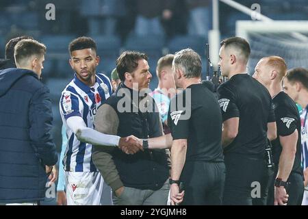 Scott Parker, Manager von Burnley (Mitte rechts), spricht mit den Beamten nach dem letzten Pfiff während des Sky Bet Championship-Spiels zwischen West Bromwich Albion und Burnley in den Hawthorns, West Bromwich am Donnerstag, den 7. November 2024. (Foto: Stuart Leggett | MI News) Credit: MI News & Sport /Alamy Live News Stockfoto