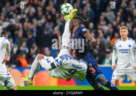 Kopenhagen, Dänemark. 7. November 2024. Bild links nach rechts, 9 (FCK) - Deutscher Onugkha Scherenschlag und 3 Treffer (IBA) - Jerome Opoku im Gesicht in der Europa Conference League: FC Kopenhagen gegen İstanbul Başakşehir F.K. Quelle: Michael Barrett Boesen/Alamy Live News Stockfoto