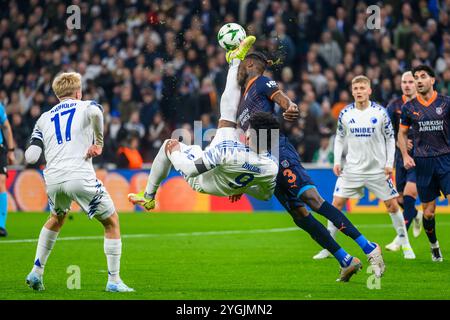 Kopenhagen, Dänemark. 7. November 2024. Bild links nach rechts, 9 (FCK) - Deutscher Onugkha Scherenschlag und 3 Treffer (IBA) - Jerome Opoku im Gesicht in der Europa Conference League: FC Kopenhagen gegen İstanbul Başakşehir F.K. Quelle: Michael Barrett Boesen/Alamy Live News Stockfoto