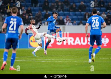 Sinsheim, Deutschland. November 2024. v.li.: Alexandre Lacazette (OL, 10), Kevin Akpoguma (Hoffenheim, 25), Zweikampf, Spielszene, Duell, Duell, Tackle, Tackling, Dynamik, Aktion, 07.11.2024, Sinsheim (Deutschland), Fussball, UEFA Europa League, Gruppenphase, TSG 1899 Hoffenheim - Olympique Lyon, VORSCHRIFTEN VERBIETEN DIE VERWENDUNG VON FOTOS ALS BILDSEQUENZEN UND/ODER QUASI-VIDEO. Quelle: dpa/Alamy Live News Stockfoto