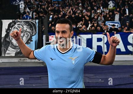 Rom, Italien. November 2024. Pedro von SS Lazio feiert den Sieg am Ende des Gruppenspiels der UEFA Europa League 2024/25 zwischen SS Lazio und FC Porto im Stadio Olimpico am 7. November 2024 in Rom, Italien - Credit: Nicola Ianuale/Alamy Live News Stockfoto