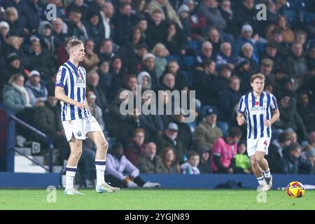 #14, Torbjorn Heggem von der WBA übergibt den Ball während des Sky Bet Championship-Spiels zwischen West Bromwich Albion und Burnley in den Hawthorns, West Bromwich am Donnerstag, den 7. November 2024. (Foto: Stuart Leggett | MI News) Credit: MI News & Sport /Alamy Live News Stockfoto