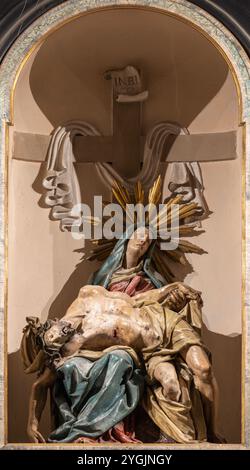 PAVIA, ITALIEN - 8. SEPTEMBER 2024: Die aus Byroque gefertigte polychorme Statue von Pieta (Abschrift) in der Kirche Basilica di San Michaele Maggiore Stockfoto