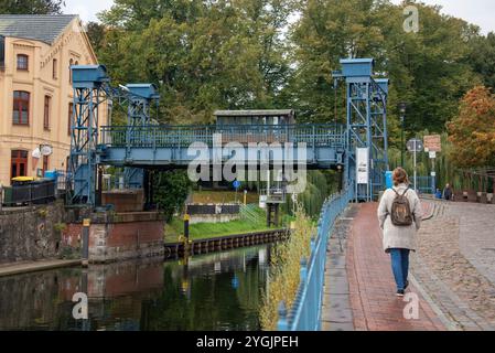 Liftbrücke über die Wasserstraße Elde-Müritz in der Altstadt von Plau am See, Mecklenburg-Vorpommern Stockfoto