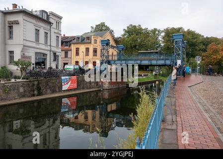 Liftbrücke über die Wasserstraße Elde-Müritz in der Altstadt von Plau am See, Mecklenburg-Vorpommern Stockfoto