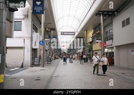 Schauplatz der Bauarbeiten und Menschenmassen vor dem Bahnhof Sannomiya in Sannomiya, Stadt Kobe, Präfektur Hyogo, Japan, während des Sommers 2024 in Obon. Stockfoto