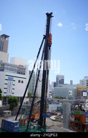 Schauplatz der Bauarbeiten und Menschenmassen vor dem Bahnhof Sannomiya in Sannomiya, Stadt Kobe, Präfektur Hyogo, Japan, während des Sommers 2024 in Obon. Stockfoto
