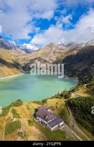 Aus der Vogelperspektive auf den künstlichen Barbellino-See und die Schutzhütte Curò. Valbondione, Seriana Valley, Lombardei, Provinz Bergamo, Italien Stockfoto