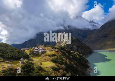 Aus der Vogelperspektive auf den künstlichen Barbellino-See und die Schutzhütte Curò. Valbondione, Seriana Valley, Lombardei, Provinz Bergamo, Italien Stockfoto