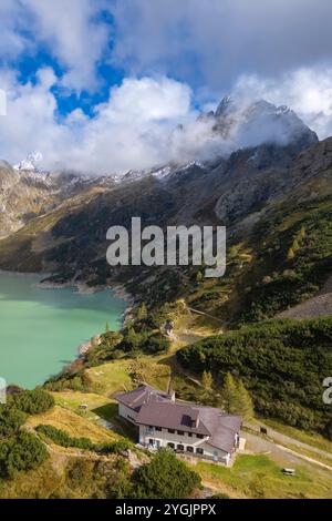 Aus der Vogelperspektive auf den künstlichen Barbellino-See und die Schutzhütte Curò. Valbondione, Seriana Valley, Lombardei, Provinz Bergamo, Italien Stockfoto