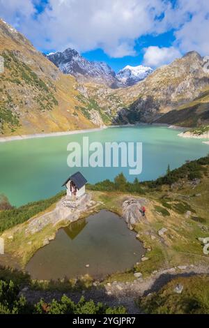 Aus der Vogelperspektive auf den künstlichen Barbellino-See und eine kleine Kapelle. Valbondione, Seriana Valley, Lombardei, Provinz Bergamo, Italien Stockfoto