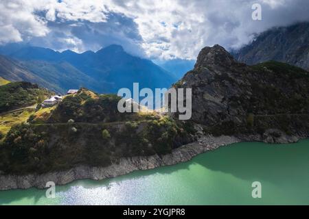 Aus der Vogelperspektive auf den künstlichen Barbellino-See und die Schutzhütte Curò. Valbondione, Seriana Valley, Lombardei, Provinz Bergamo, Italien Stockfoto