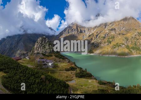 Aus der Vogelperspektive auf den künstlichen Barbellino-See und die Schutzhütte Curò. Valbondione, Seriana Valley, Lombardei, Provinz Bergamo, Italien Stockfoto