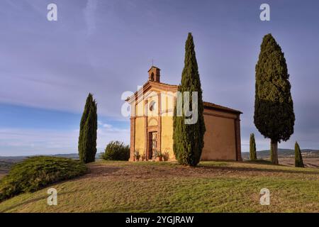 Die kleine Kapelle des Agriturismo Baccoleno in der Nähe von Asciano im goldenen Abendlicht Stockfoto