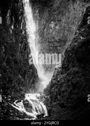 Der Fragsburger Wasserfall bei Meran ist der höchste Wasserfall Südtirols Stockfoto