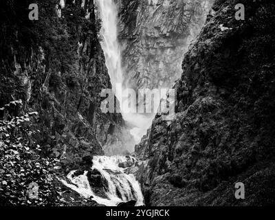 Der Fragsburger Wasserfall bei Meran ist der höchste Wasserfall Südtirols Stockfoto