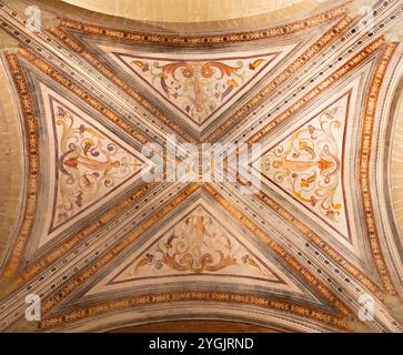 PAVIA, ITALIEN - 8. SEPTEMBER 2024: Das Deckenfresko in der Basilica di San Michaele Maggiore von unbekanntem Künstler. Stockfoto