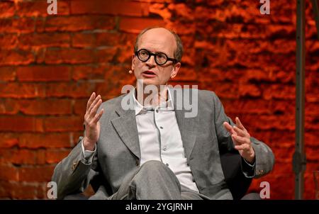 München, Deutschland. November 2024. Jurymitglied Andreas Platthaus sitzt auf der Bühne der Allerheiligen-Hofkirche der Residenz während der Verleihung des Bayerischen Buchpreises. Quelle: Uwe Lein/dpa/Alamy Live News Stockfoto