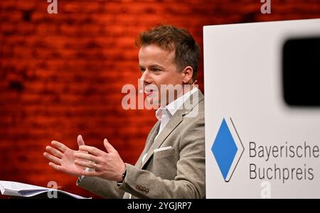 München, Deutschland. November 2024. Jurymitglied Cornelius Pollmer sitzt auf der Bühne der Allerheiligen-Hofkirche der Residenz während der Verleihung des Bayerischen Buchpreises. Quelle: Uwe Lein/dpa/Alamy Live News Stockfoto