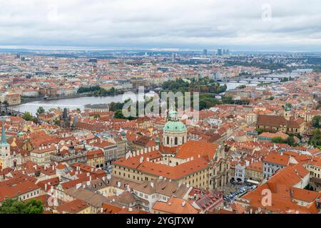 Blick auf das Stadtzentrum von Prag von der Prager Burg mit der Kuppel der Nikolaikirche in mala Strana und Brücken über die Moldau Stockfoto