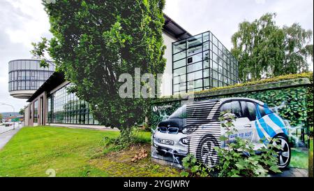 Elektroauto, lackiert auf einer Stromdose der Stadtwerke Witten, ich fahre mit Ökostrom, Deutschland, Nordrhein-Westfalen, Ruhrgebiet, Witten Stockfoto