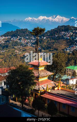 Darjeeling im Himalaya, Nordindien, Blick auf Berge und Teeplantagen Stockfoto