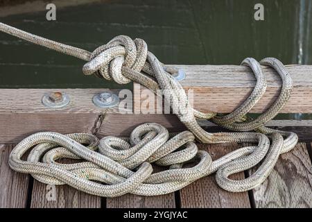 Abstraktes Bild eines gewickelten Seils auf einem schwimmenden Ponton in Steveston BC Kanada Stockfoto