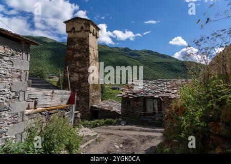 Mountain village of Ushguli with its old watchtowers in the Caucasus, Georgia (Svaneti region). Stockfoto