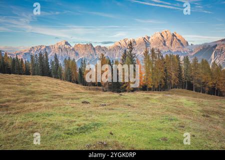 Die Berge nördlich von Cortina d'Ampezzo einschließlich Croda Rossa d'Ampezzo, Pomagnon, Cristallino d'Ampezzo und Cristallo. Cortina d'Ampezzo, Provinz Stockfoto